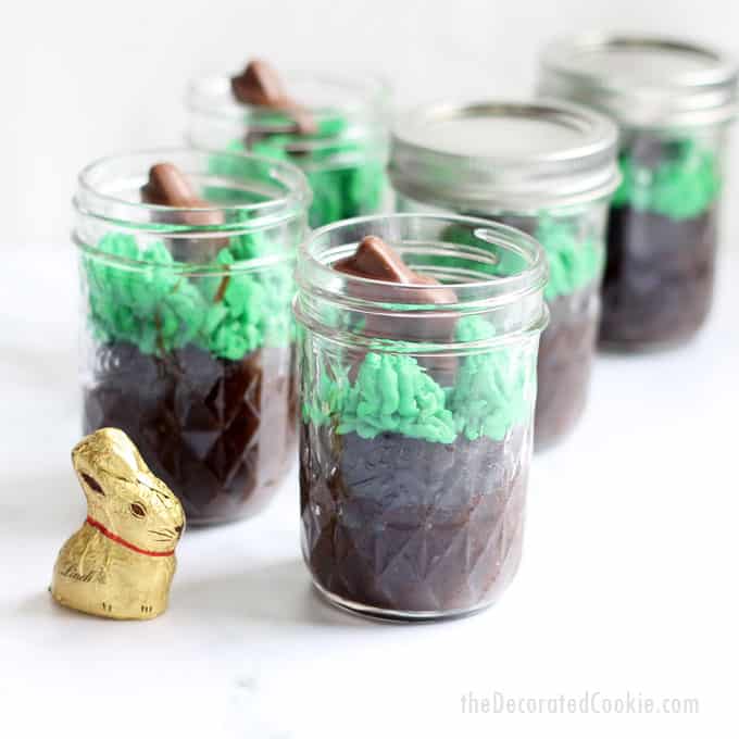 EASY chocolate Easter Bunny cupcakes in a jar! Fun food dessert for Easter and spring. #MasonJars #EasterDesserts #EasterBunny #EasterCupcakes 