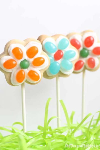 These jelly bean flower cookies on a stick are a cute and easy treat to make for Spring and Easter. #EasterDesserts #EasterTreats #SpringFlowers #FlowerCookies #JellyBeans #JellyBeanCookies #EasterCookies