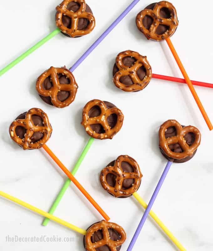 These chocolate pretzel pops are a quick and delicious sweet and salty treat, and so much easier to make than chocolate-covered pretzels. Video how-tos. #ChocolateCoveredPretzels #Chocolate #Lollipops 