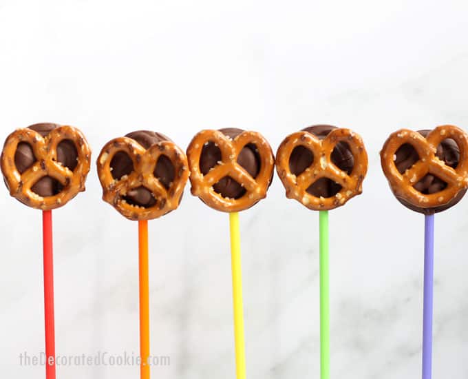 These chocolate pretzel pops are a quick and delicious sweet and salty treat, and so much easier to make than chocolate-covered pretzels. Video how-tos. #ChocolateCoveredPretzels #Chocolate #Lollipops 