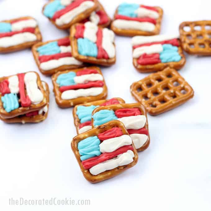 These chocolate-covered American flag pretzels are easy, no-bake summer treats using pretzels and red, white, and blue candy melts-- 4th of July pretzels recipe. #4thofJuly #Desserts #nobake #FlagPretzels #chocolatecoveredpretzels #4thofJulypretzels