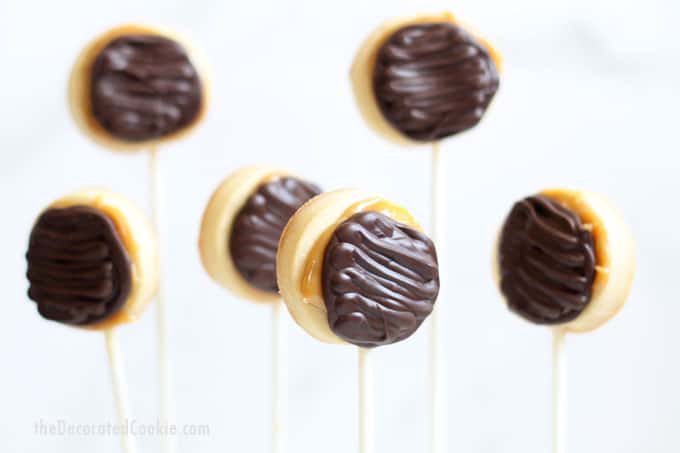 Twix cookies on a stick: Homemade Twix cookie pops are shortbread cookies, caramel, and chocolate, and even better than the classic candy bar. Video recipe. #Twix #HomemadeTwix #TwixCookies #CookiePops #CandyBarRecipes 
