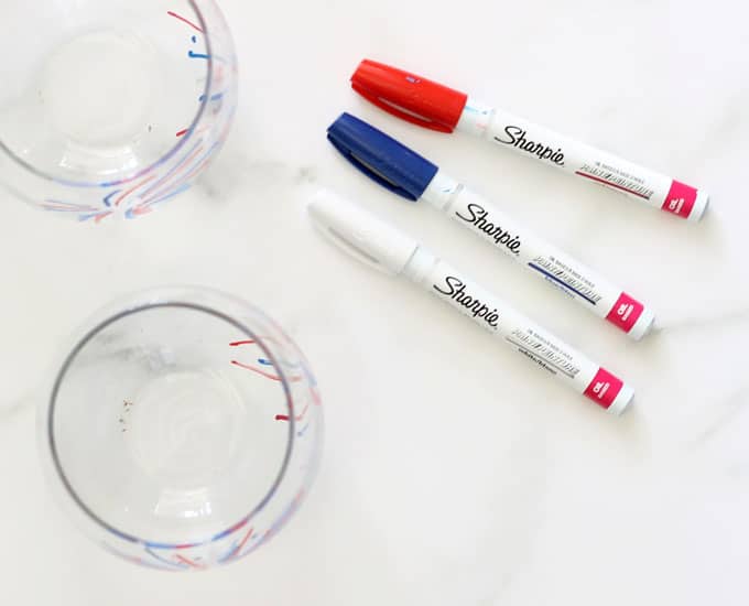 4th of July wine glasses: How to make fireworks painted wine glasses for the 4th of July, an easy, patriotic craft idea. How to draw fireworks. #wineglasses #paintedwineglasses #4thofjulycrafts #4thofJuly #fireworks #party