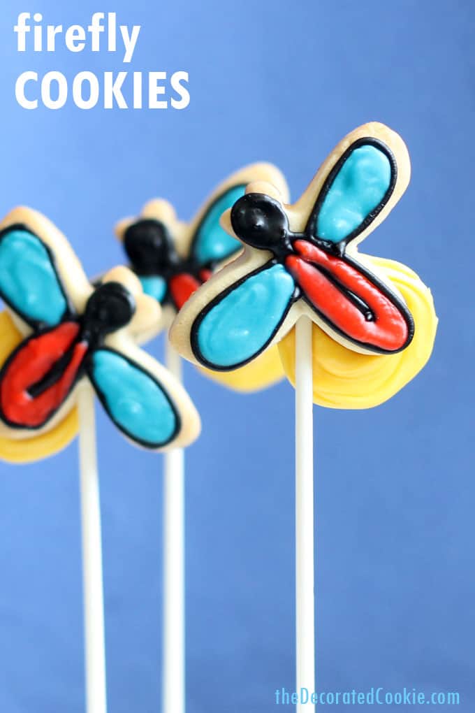 Firefly cookies, or lightning bug cookies, for a fun summer cookie decorating idea. Video tutorial included. #FireflyCookies #Fireflies #LightningBugs #cookiedecorating #SummerCookies 