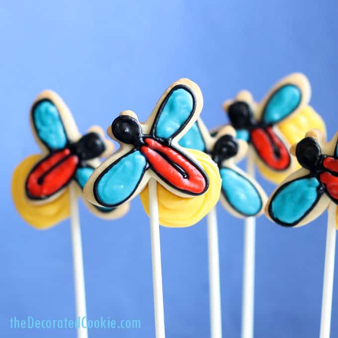 Firefly cookies, or lightning bug cookies, for a fun summer cookie decorating idea. Video tutorial included. #FireflyCookies #Fireflies #LightningBugs #cookiedecorating #SummerCookies