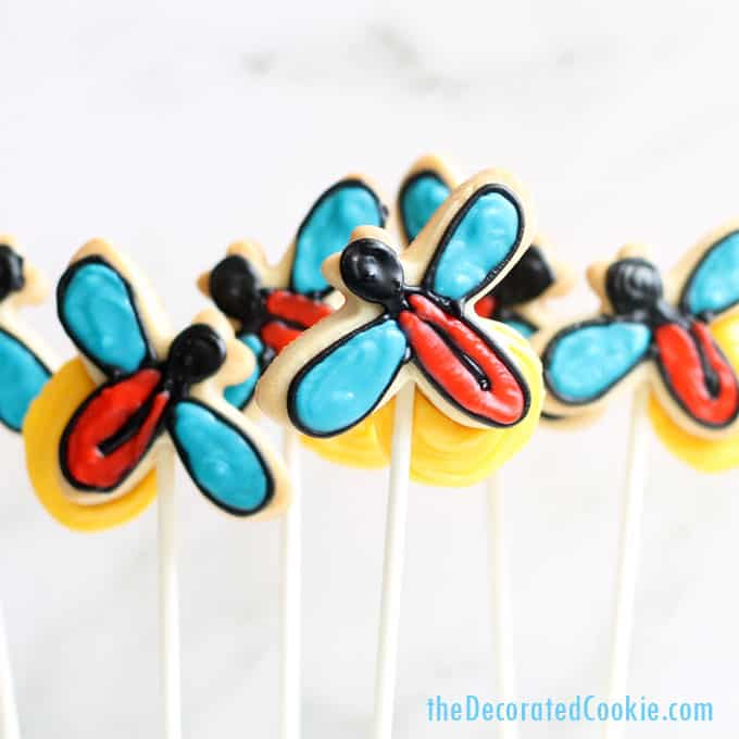Firefly cookies, or lightning bug cookies, for a fun summer cookie decorating idea. Video tutorial included. #FireflyCookies #Fireflies #LightningBugs #cookiedecorating #SummerCookies 