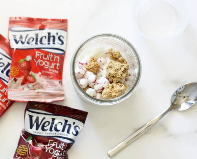 Lunch box ideas: Mason jar snack hacks for back to school. Make a mason jar snack container and a fruit and yogurt mason jar parfait with granola. Welch's Fruit 'n Yogurt Snacks are a perfect lunch box addition. #ad #WelchsFruitnYogurtSnacks #masonjars #snackhack #lunchboxideas #backtoschool #yogurtparfait #kids 