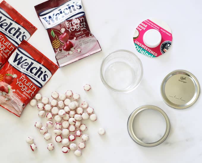 Lunch box ideas: Mason jar snack hacks for back to school. Make a mason jar snack container and a fruit and yogurt mason jar parfait with granola. Welch's Fruit 'n Yogurt Snacks are a perfect lunch box addition. #ad #WelchsFruitnYogurtSnacks #masonjars #snackhack #lunchboxideas #backtoschool #yogurtparfait #kids 