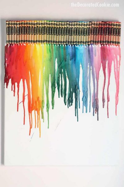 How to make melted crayon art AND A roundup of tutorials to make crayon art! Crayon crafts and melted crayon art activities for both kids and adults. And how to make melted crayon art. #CrayonART #CrayonCrafts #MeltedCrayonArt