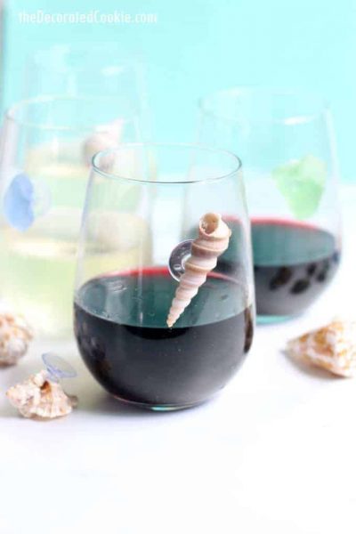 Hosting a summer party or beach party? Make these easy sea shell wine charms your guests are sure to love. A perfect summer craft idea for adults. #SeaShells #ShellCrafts #WineCharms #SummerCrafts #DIY #SeaGlass