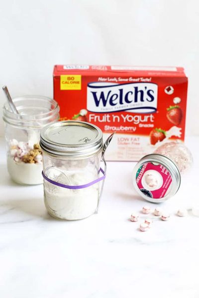 Lunch box ideas: Mason jar snack hacks for back to school. Make a mason jar snack container and a fruit and yogurt mason jar parfait with granola. Welch's Fruit 'n Yogurt Snacks are a perfect lunch box addition. #ad #WelchsFruitnYogurtSnacks #masonjars #snackhack #lunchboxideas #backtoschool #yogurtparfait #kids