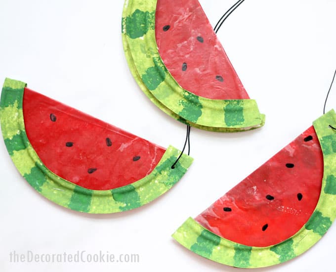 This watermelon suncatcher, made with melted crayons and paper plates, is a fun summer craft kids and adults can make together. #suncatcher #kidscraft #summercrafts #summer #watermelon 