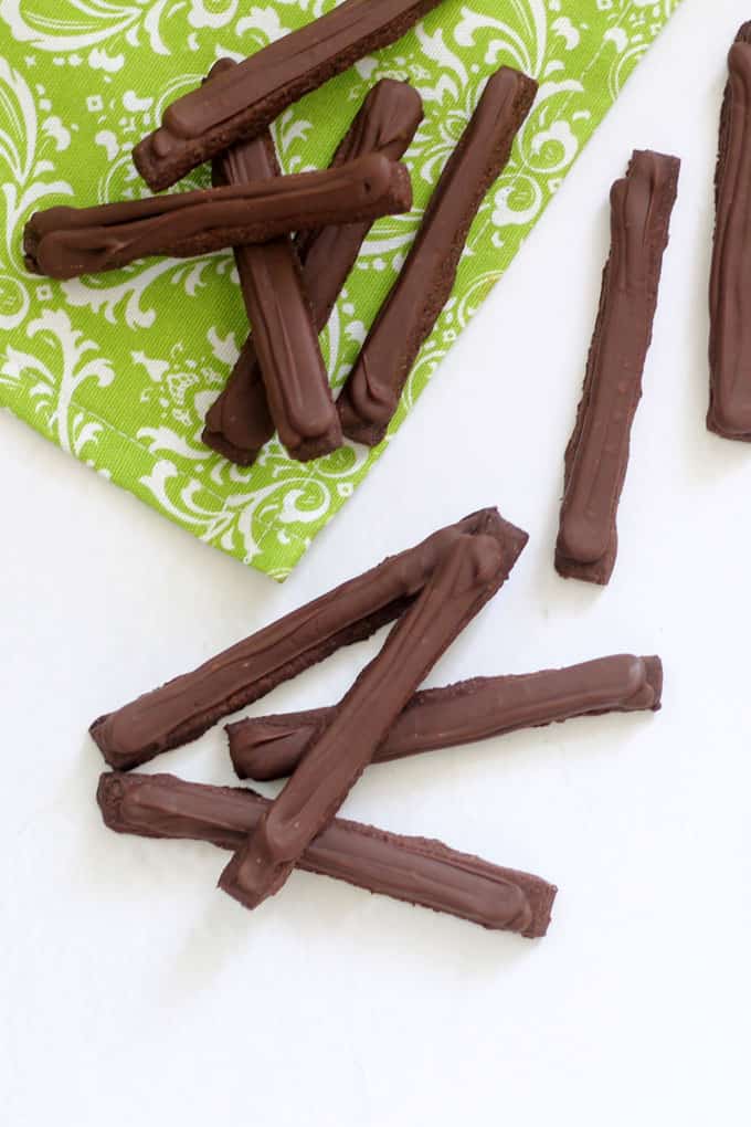 HOMEMADE THIN MINTS COOKIES -- chocolate mint cookies cut into sticks, topped with chocolate. Just like Girl Scouts Thin Mints cookies. #copycat #girlscoutcookies #thinmints #homemade #chocolate #mint