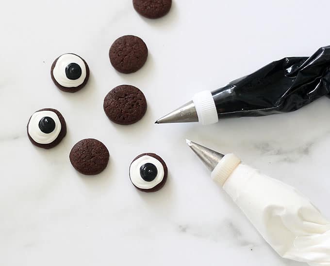 These tiny, bite-size EYEBALL COOKIES are delicious and easy to make with royal icing. Package in little jars for Halloween or monster party favors. #eyeball #halloween #halloweencookies #halloweenparty #monsterparty #masonjars #halloweenfavors