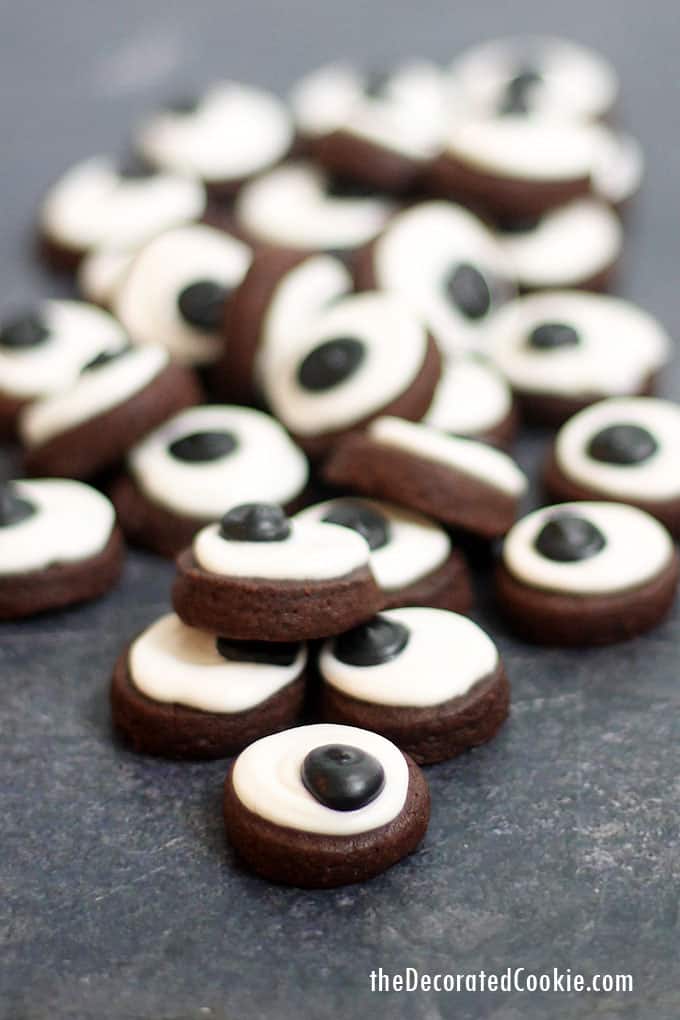 These tiny, bite-size EYEBALL COOKIES are delicious and easy to make with royal icing. Package in little jars for Halloween or monster party favors. #eyeball #halloween #halloweencookies #halloweenparty #monsterparty #masonjars #halloweenfavors 