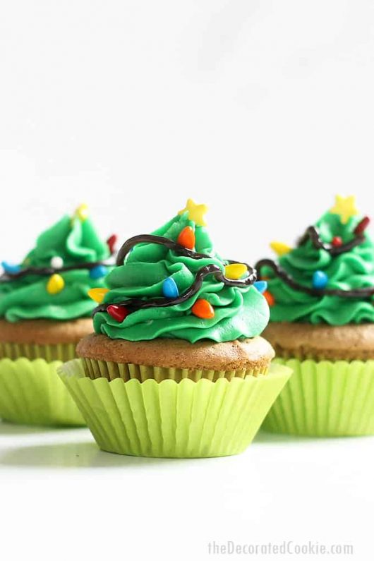 CHRISTMAS TREE CUPCAKES -- easy Christmas cupcake idea