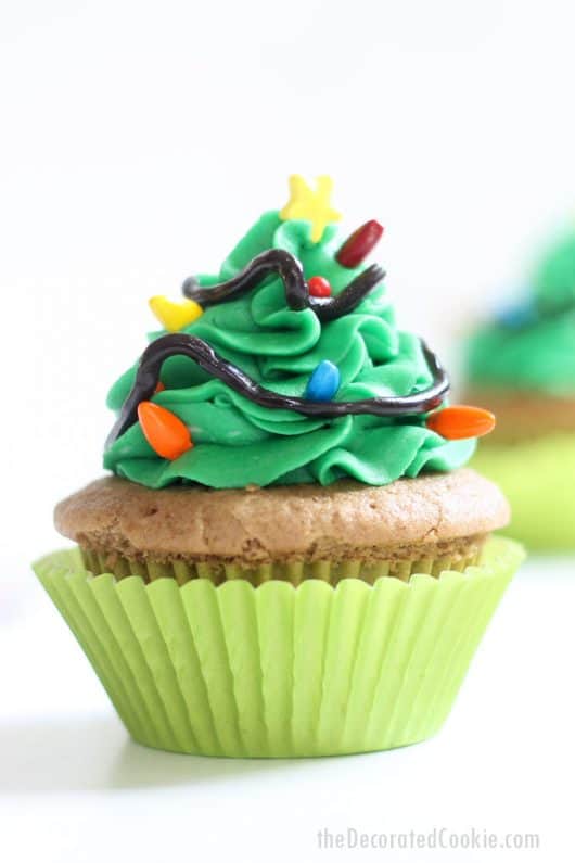 CHRISTMAS TREE CUPCAKES -- easy Christmas cupcake idea