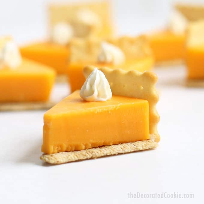 PUMPKIN PIE CHEESE AND CRACKERS is a fun food idea for a Thanksgiving appetizer that is so easy to make. Video how-tos included. #pumpkinpie #thanksgiving #appetizer #thanksgivingappetizer #easyappetizer #cheese #crackers 