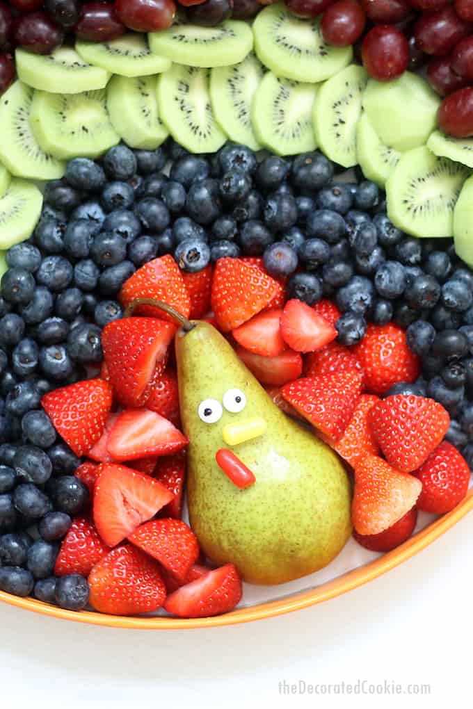 This turkey fruit platter for Thanksgiving is so easy to assemble. It's perfect to serve with Thanksgiving dessert or to bring in to a Thanksgiving classroom party.  #thanksgiving #fruit #platter #appetizer #turkey #kids