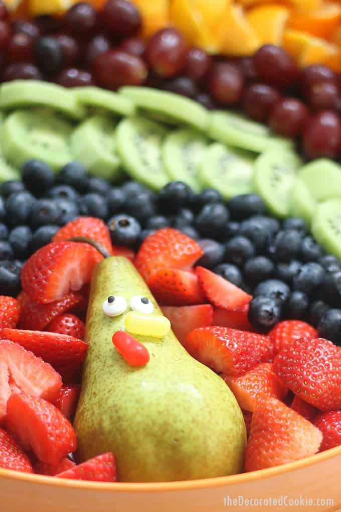 This turkey fruit platter for Thanksgiving is so easy to assemble. It's perfect to serve with Thanksgiving dessert or to bring in to a Thanksgiving classroom party.  #thanksgiving #fruit #platter #appetizer #turkey #kids