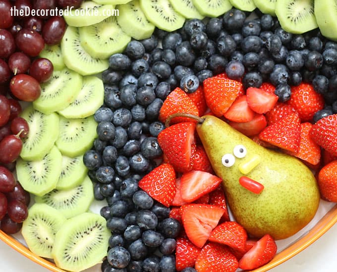 This turkey fruit platter for Thanksgiving is so easy to assemble. It's perfect to serve with Thanksgiving dessert or to bring in to a Thanksgiving classroom party.  #thanksgiving #fruit #platter #appetizer #turkey #kids