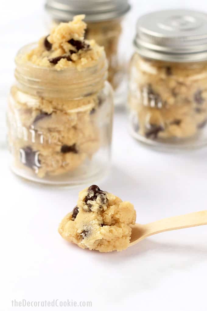 EDIBLE COOKIE DOUGH: The BEST chocolate chip cookie dough recipe! Made with no eggs and heat-treated flour, safe to eat. Video recipe. #ediblecookiedough #cookiedough #safecookiedough #chocolatechipcookies 