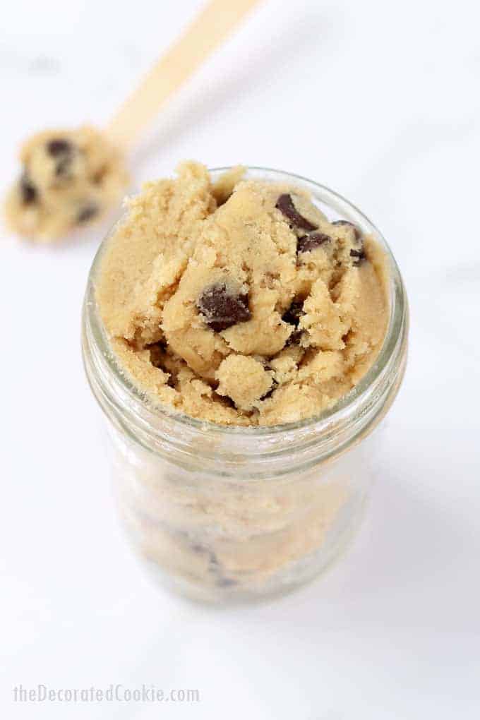 EDIBLE COOKIE DOUGH: The BEST chocolate chip cookie dough recipe! Made with no eggs and heat-treated flour, safe to eat. Video recipe. #ediblecookiedough #cookiedough #safecookiedough #chocolatechipcookies
