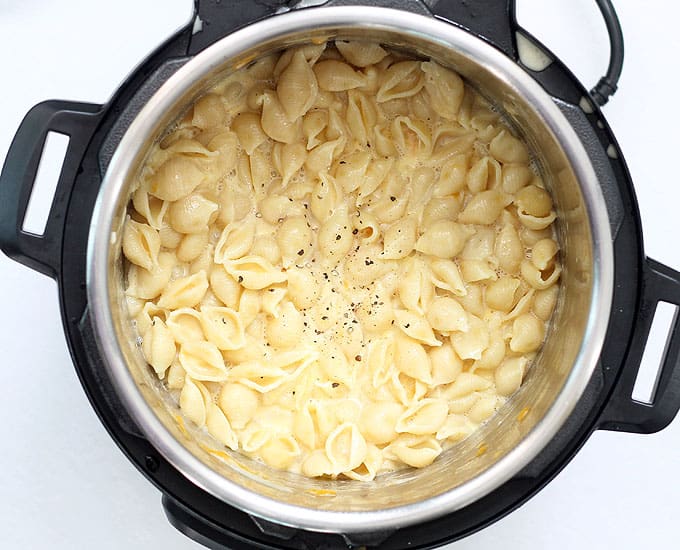 THE BEST INSTANT POT MAC AND CHEESE recipe-- Creamy, delicious, and ready in minutes. This pressure cooker macaroni and cheese is perfection. Video recipe. #instantpot #macandcheese #macaroniandcheese #easymacandcheese #instantpotmacandcheese #dinner #sidedish 