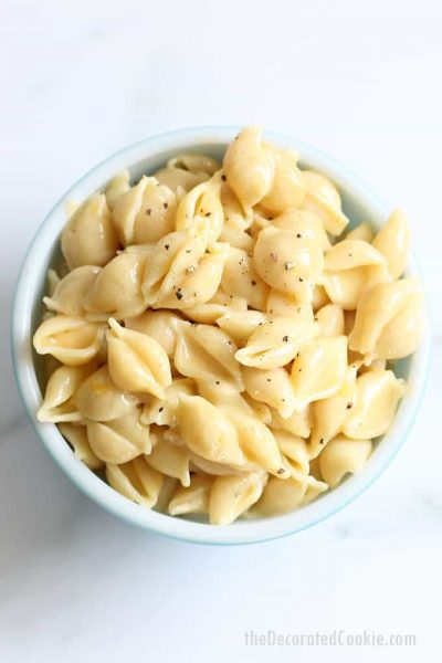 THE BEST INSTANT POT MAC AND CHEESE recipe-- Creamy, delicious, and ready in minutes. This pressure cooker macaroni and cheese is perfection. Video recipe. #instantpot #macandcheese #macaroniandcheese #easymacandcheese #instantpotmacandcheese #dinner #sidedish