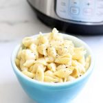 THE BEST INSTANT POT PANERA MAC AND CHEESE recipe-- Creamy, delicious, ready in minutes. Perfect pressure cooker macaroni and cheese. #instantpot #macandcheese #paneramacandcheese #macaroniandcheese #copycatrecipe #sidedish #pasta