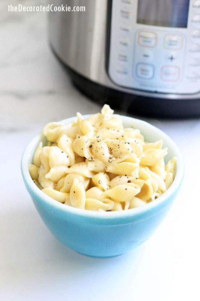 THE BEST INSTANT POT PANERA MAC AND CHEESE recipe-- Creamy, delicious, ready in minutes. Perfect pressure cooker macaroni and cheese. #instantpot #macandcheese #paneramacandcheese #macaroniandcheese #copycatrecipe #sidedish #pasta