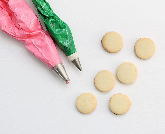 decorating bags with icing and round cookies 