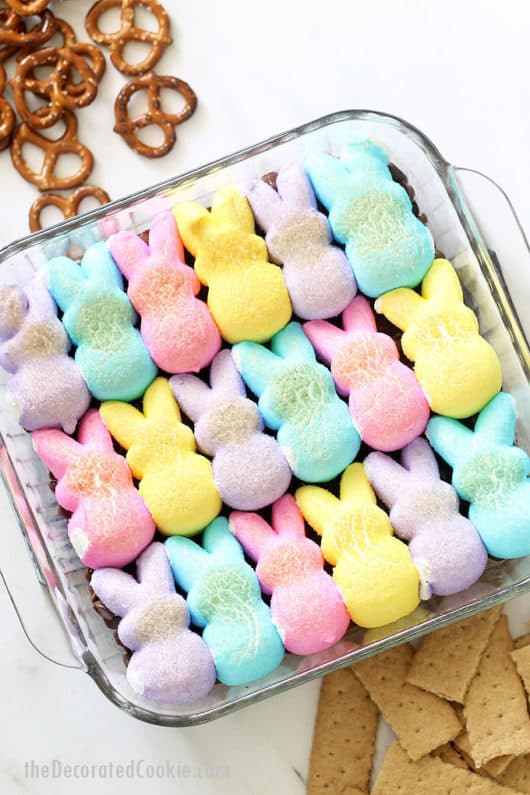 EASTER PEEPS S'MORES DIP Easy, 2ingredient Easter dessert.