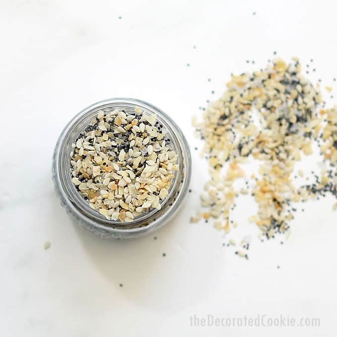 https://thedecoratedcookie.com/wp-content/uploads/2019/05/everything-bagel-seasoning-recipe-image-1.jpg