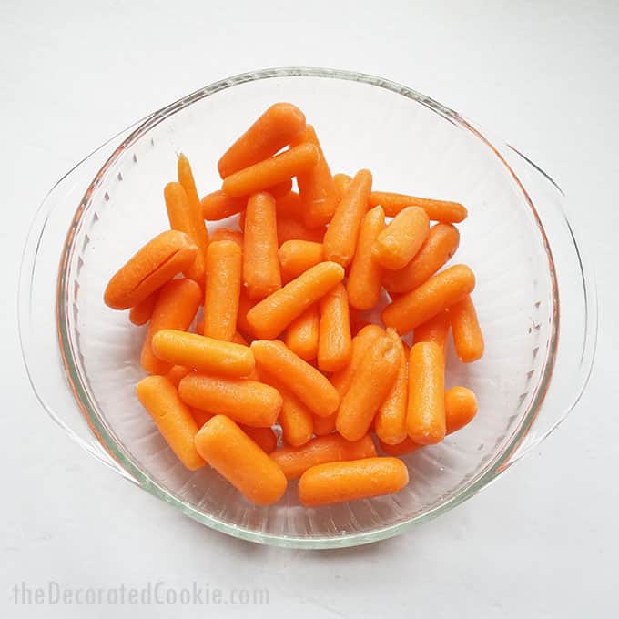 baby carrots in bowl to make air fryer carrots 