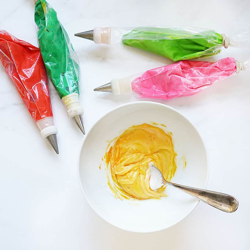 mixing colors into easy icing for cookie decorating 